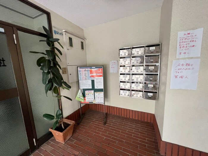 物件外観写真4　(エントランス部分)