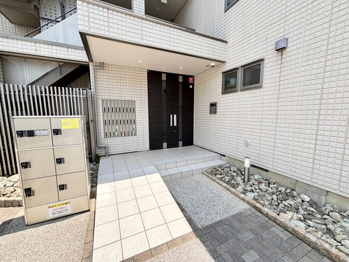 物件外観写真2　(エントランス部分)