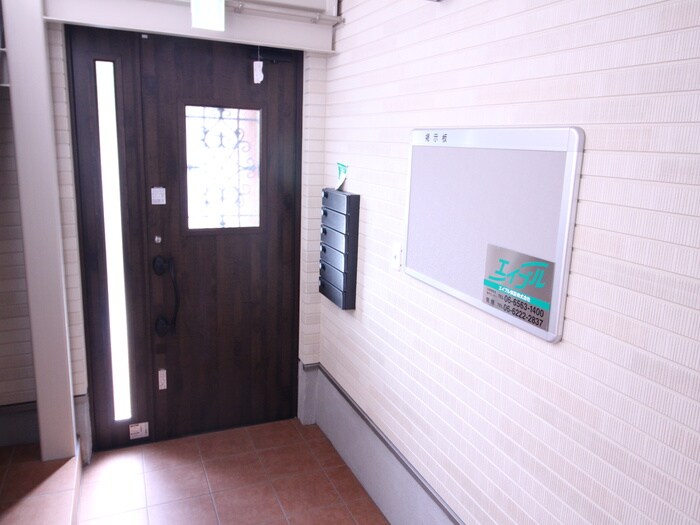 物件外観写真5　(エントランス部分)