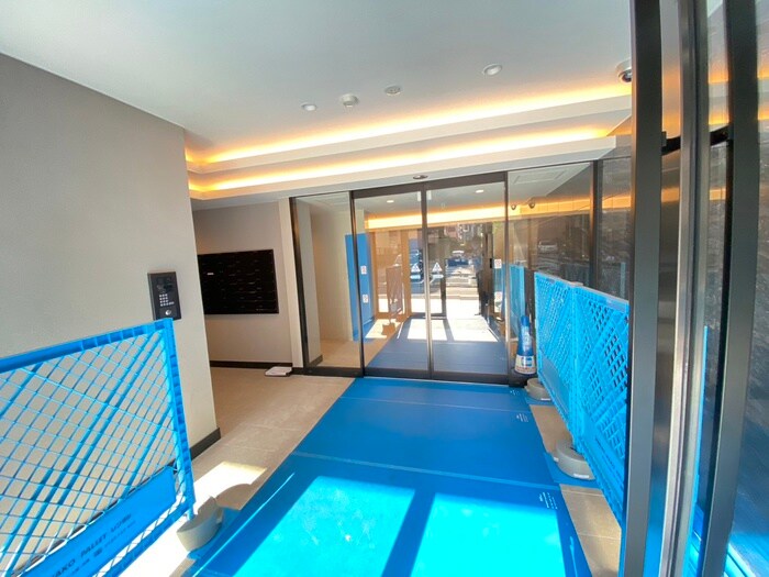 物件外観写真2　(エントランス部分)