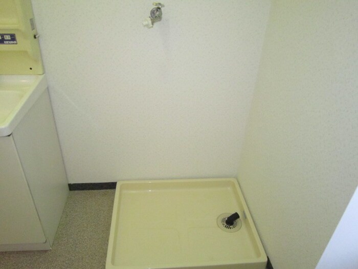 物件内観写真6　(洗濯機置場)