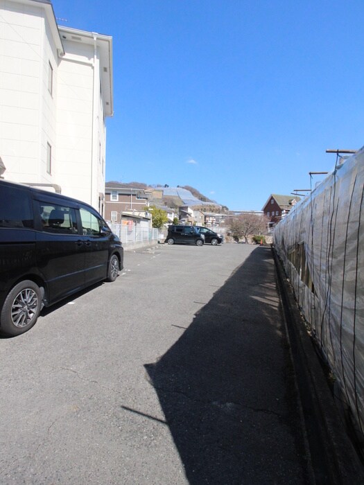 物件外観写真4　(駐車場)