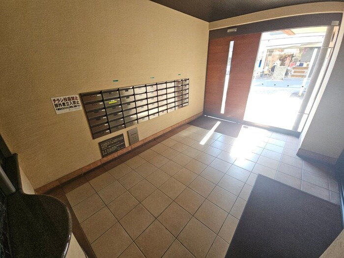 物件外観写真3　(エントランス部分)