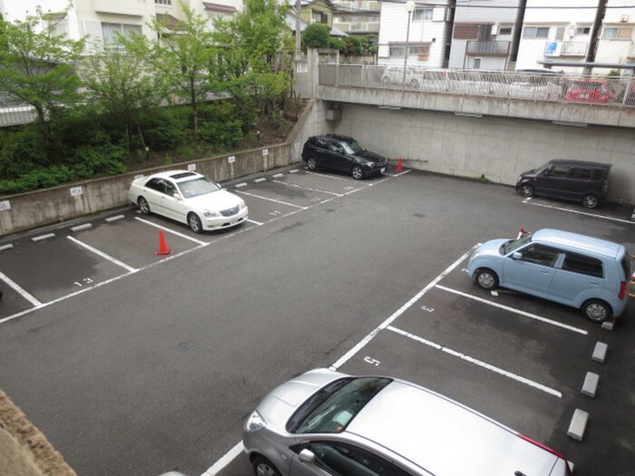 物件外観写真5　(駐車場)