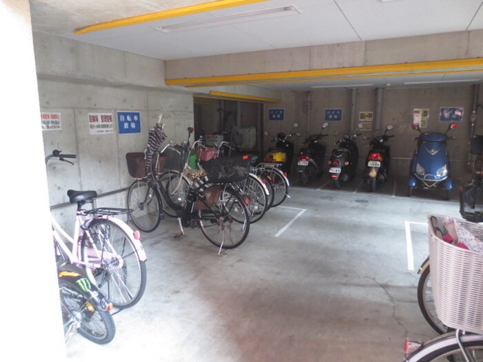 物件外観写真6　(駐輪場)