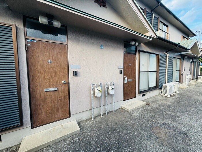 物件外観写真3　(エントランス部分)