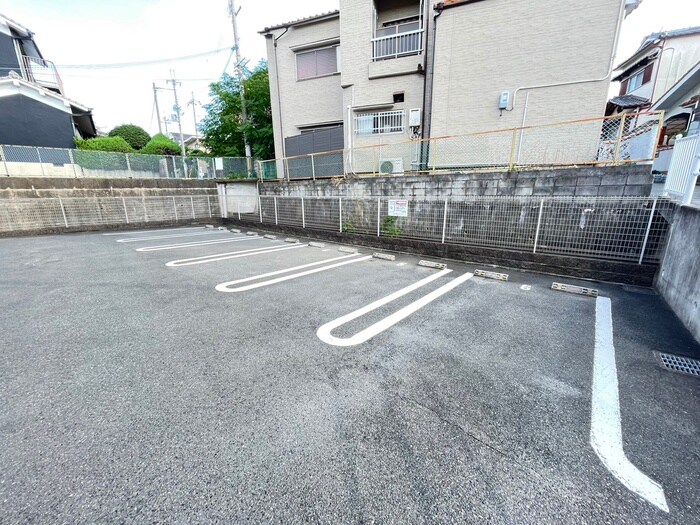 物件外観写真2　(駐車場)