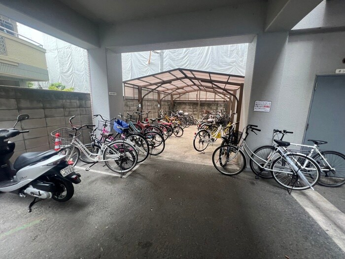 物件外観写真4　(駐輪場)