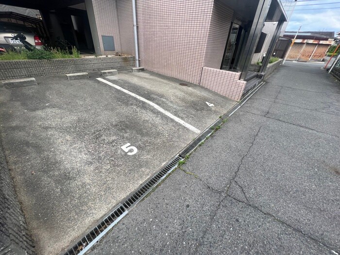 物件外観写真5　(駐車場)