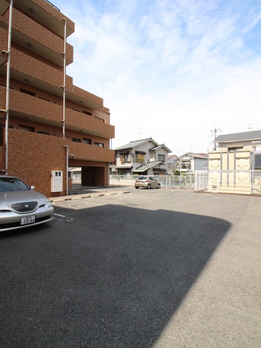 物件外観写真5　(駐車場)