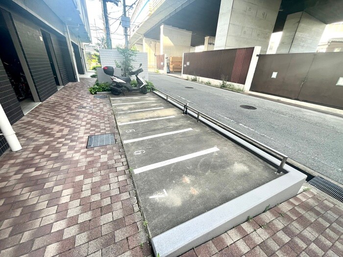 物件外観写真4　(バイク置き場)