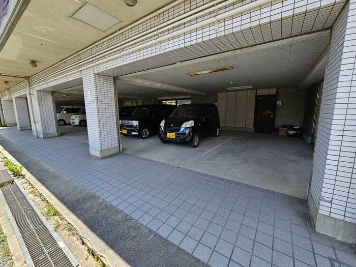 ロジェ－ル観月の駐車場