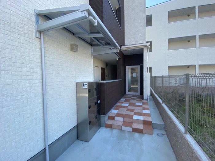 物件外観写真4　(エントランス部分)