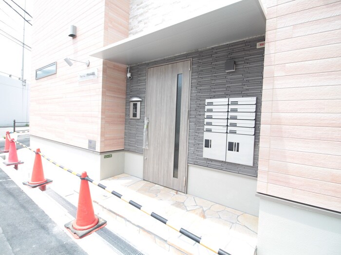 物件外観写真3　(エントランス部分)
