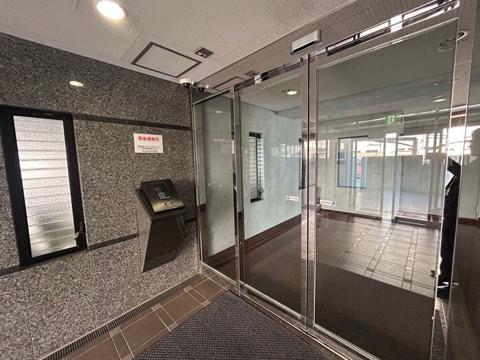 物件外観写真2　(エントランス部分)