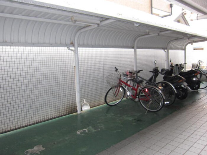 物件外観写真4　(駐輪場)