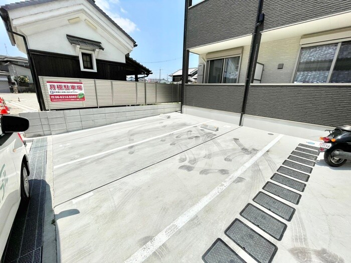 物件外観写真3　(駐車場)