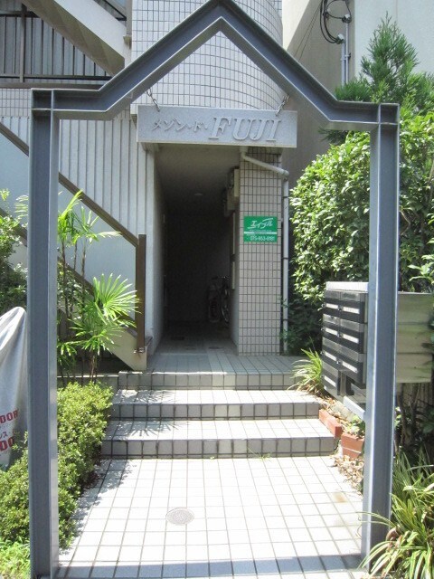 物件外観写真2　(エントランス部分)