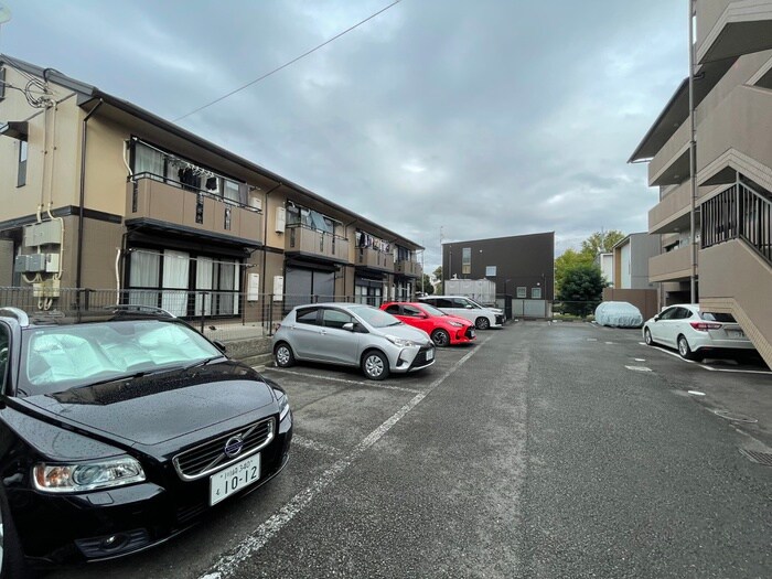 物件外観写真5　(駐車場)