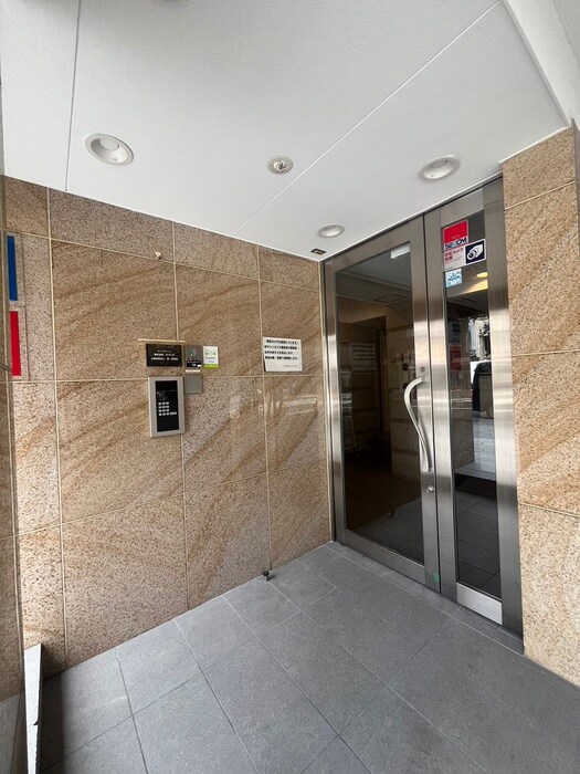 物件外観写真3　(エントランス部分)