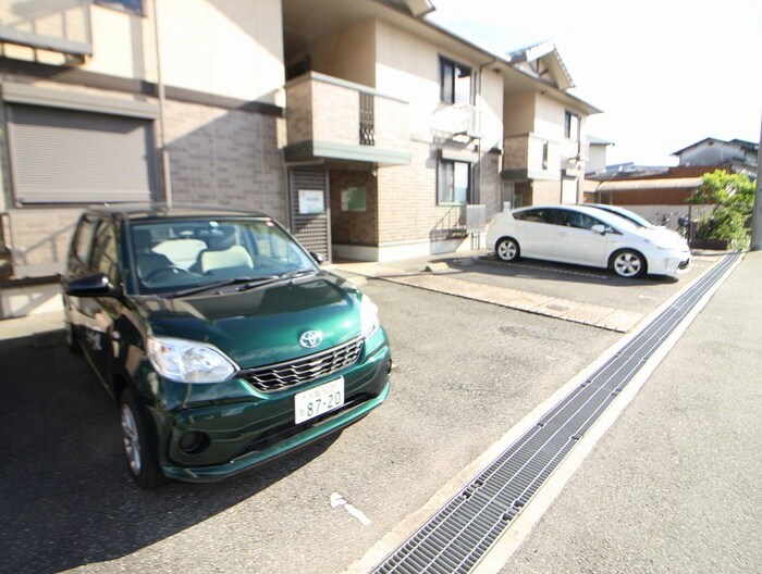 物件外観写真4　(駐車場)