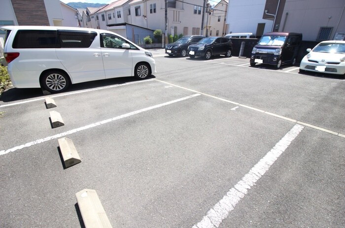 物件外観写真5　(駐車場)