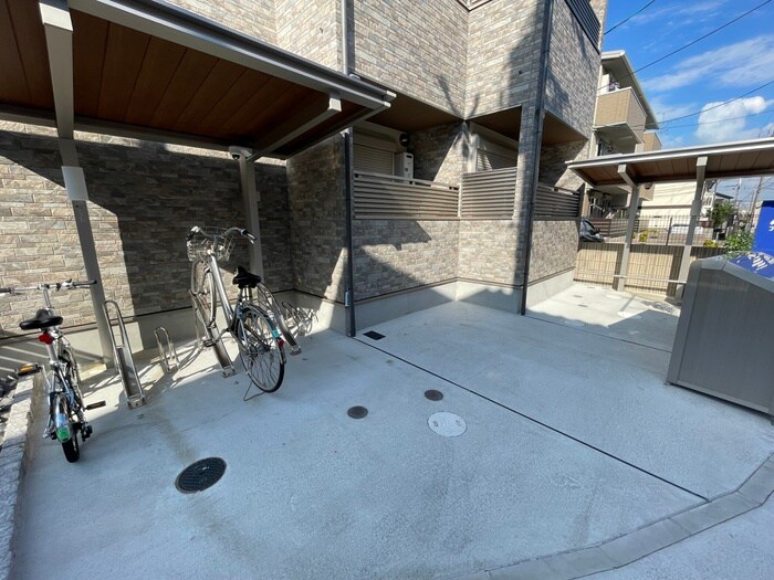 物件外観写真4　(駐輪場)