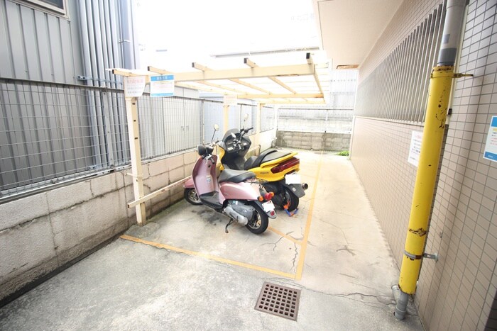 物件外観写真5　(バイク置き場)