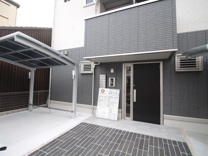 物件外観写真3　(エントランス部分)