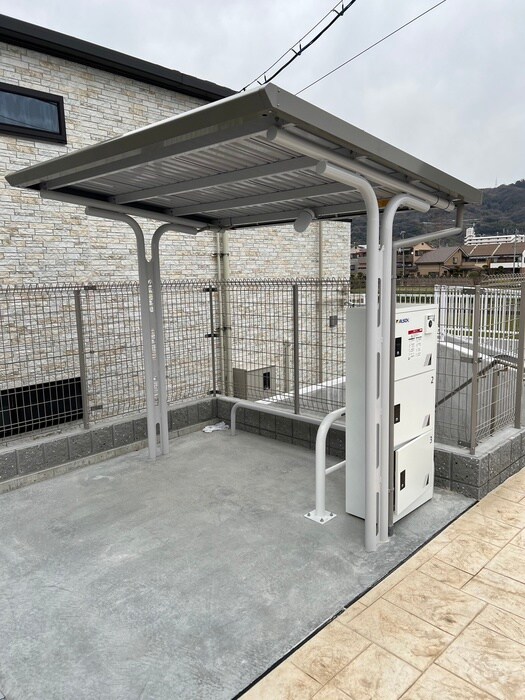 物件外観写真5　(バイク置き場)