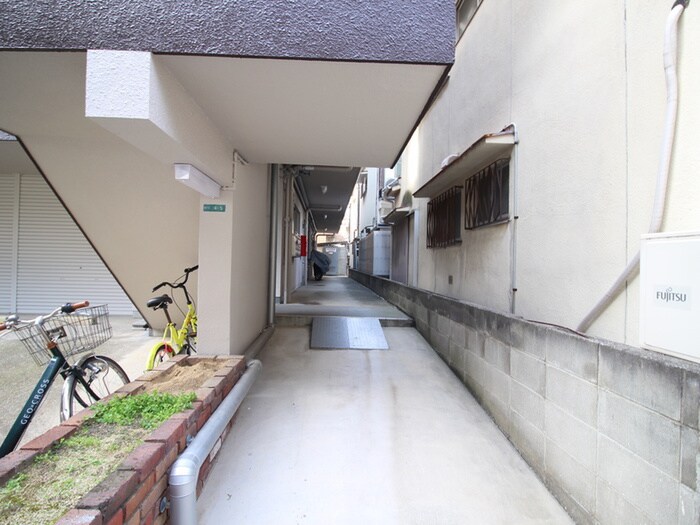 物件外観写真3　(エントランス部分)