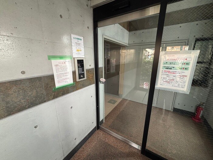 物件外観写真4　(エントランス部分)