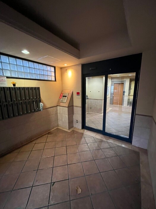 物件外観写真3　(エントランス部分)