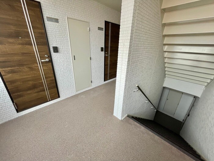 物件外観写真6　(エントランス部分)