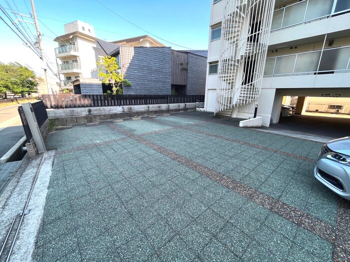 物件外観写真6　(駐車場)