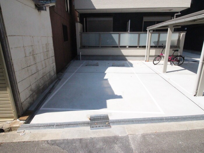 物件外観写真4　(駐車場)