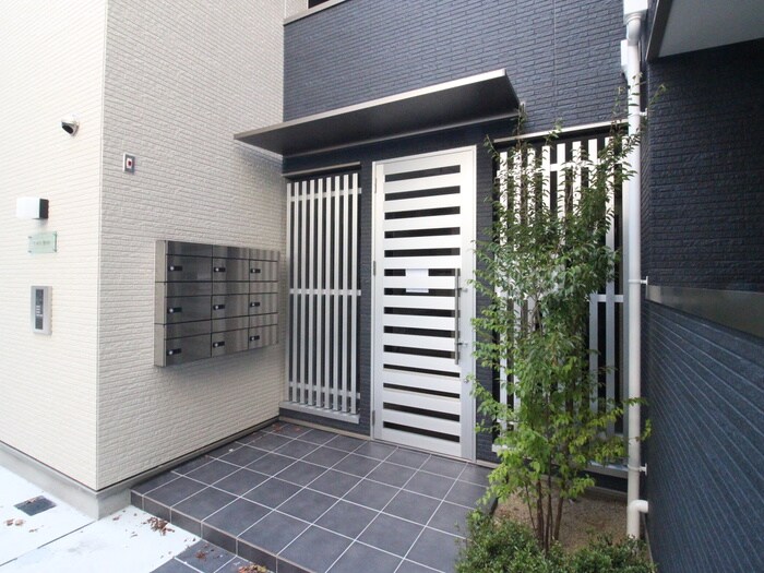 物件外観写真5　(エントランス部分)