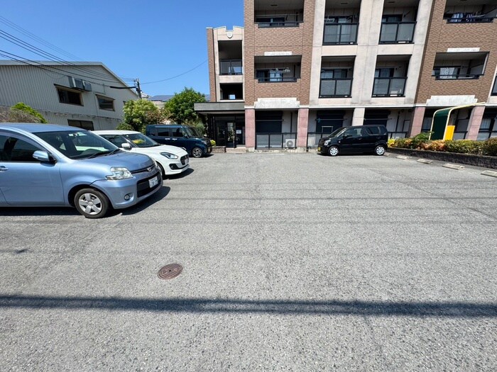 物件外観写真2　(駐車場)
