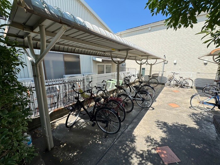 物件外観写真3　(駐輪場)