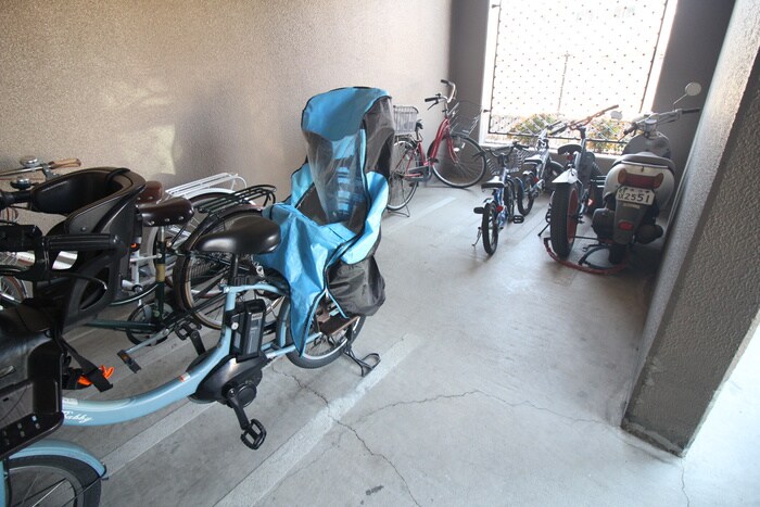 物件外観写真4　(駐輪場)