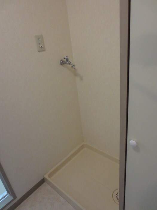 物件内観写真10　(洗濯機置場)