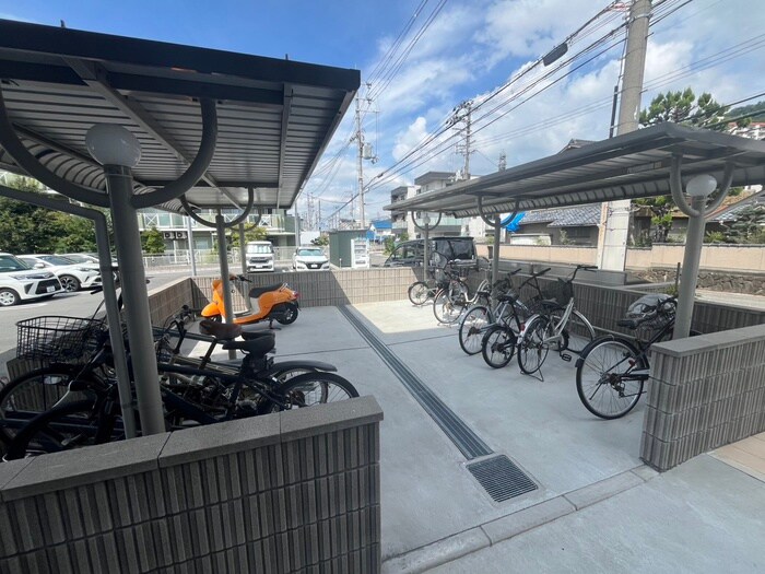 物件外観写真3　(駐輪場)