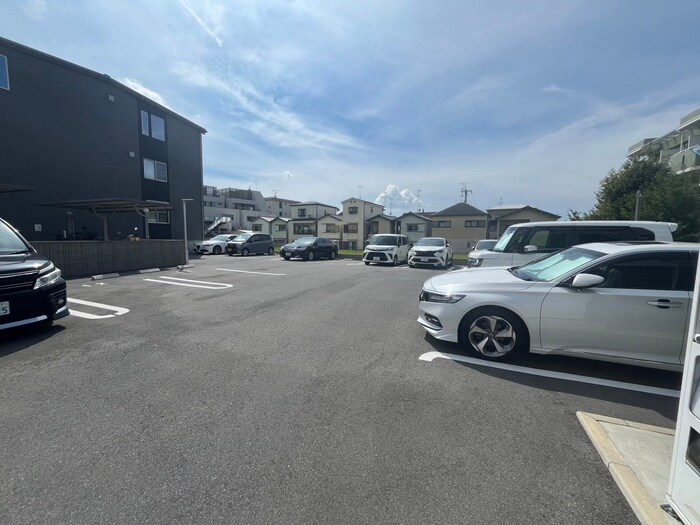 物件外観写真4　(駐車場)