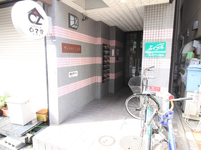 物件外観写真3　(エントランス部分)