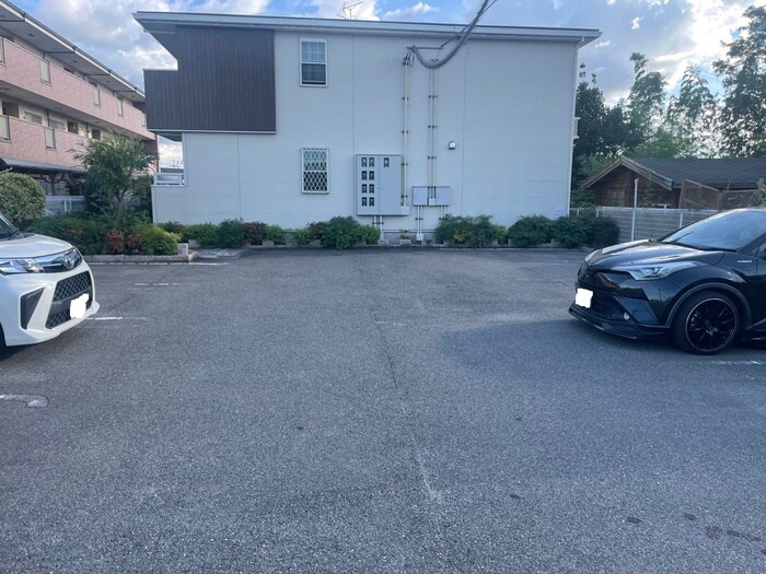 物件外観写真2　(駐車場)