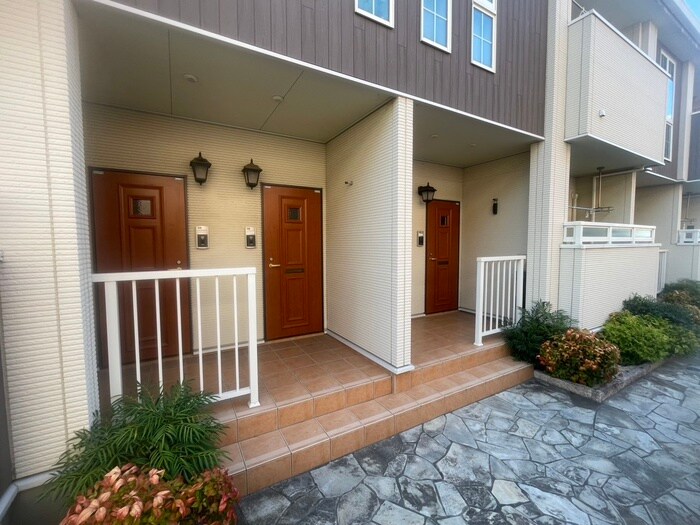 物件外観写真4　(エントランス部分)