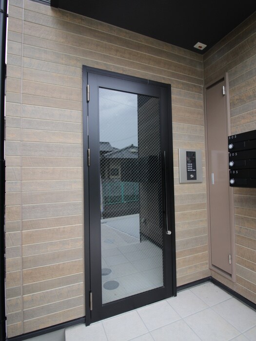 物件外観写真3　(エントランス部分)