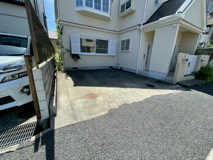 物件外観写真4　(駐車場)