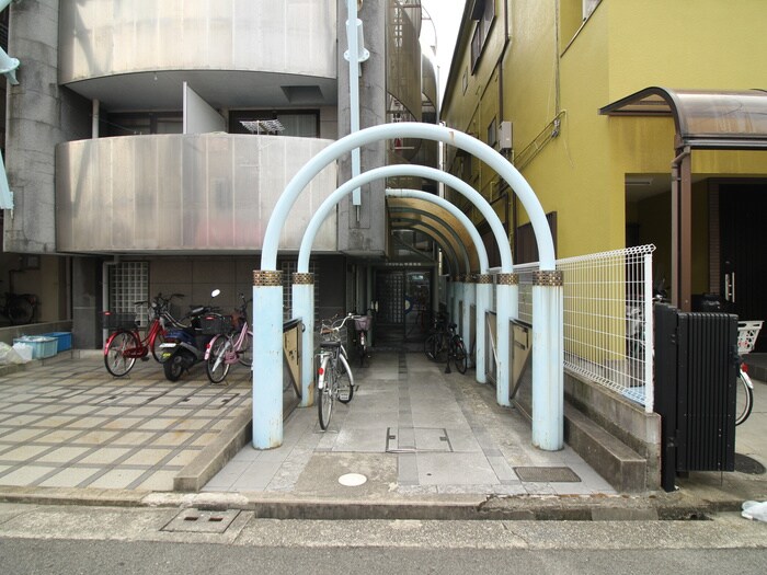 物件外観写真3　(エントランス部分)