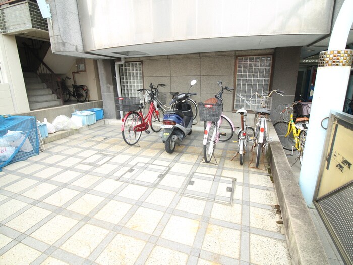 物件外観写真4　(駐輪場)